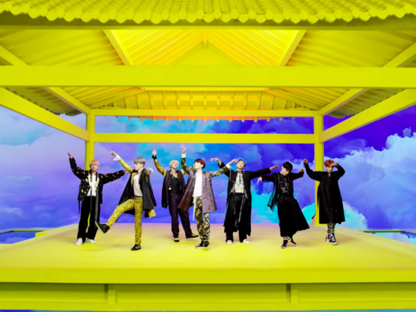 Không thể tin nổi, BTS hóa thân thành binh đoàn Avengers, X-Men trong MV IDOL