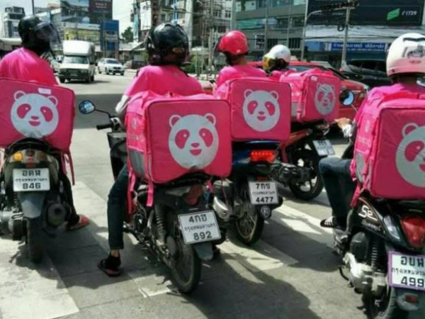 Khách du lịch thích thú với hàng loạt chiếc xe giao hàng in hình gấu trúc màu hồng