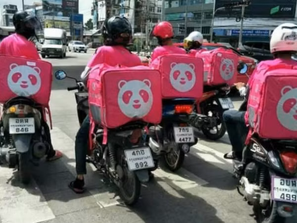 Khách du lịch thích thú với hàng loạt chiếc xe giao hàng in hình gấu trúc màu hồng