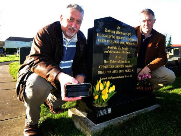 Anh: Con trai khắc mã QR lên bia mộ cha để kể về lịch sử hào hùng của ông