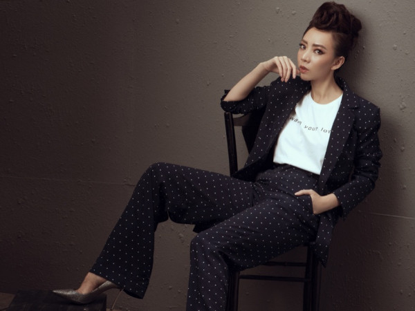 Vừa "nhá hàng" bản điện ảnh "Chị Mười Ba", Thu Trang vỡ òa vì nhận quà 8/3 đầy ý nghĩa