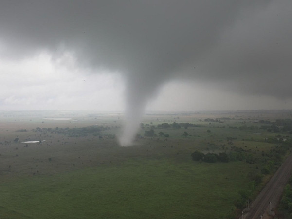 Người hùng 16 tuổi đã “chiến thắng” một cơn lốc xoáy bằng cách nào?