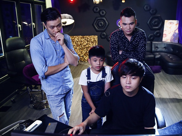 Đạo diễn Vũ Ngọc Đãng suýt khóc mấy lần khi nghe ca khúc mới của nhạc sĩ Khắc Việt