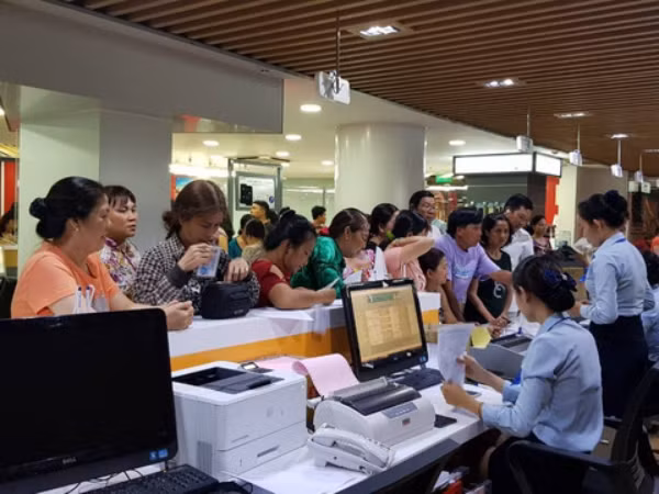 Khoá SIM chỉ sau 1 tin nhắn thông báo: Nhà mạng có phạm luật?