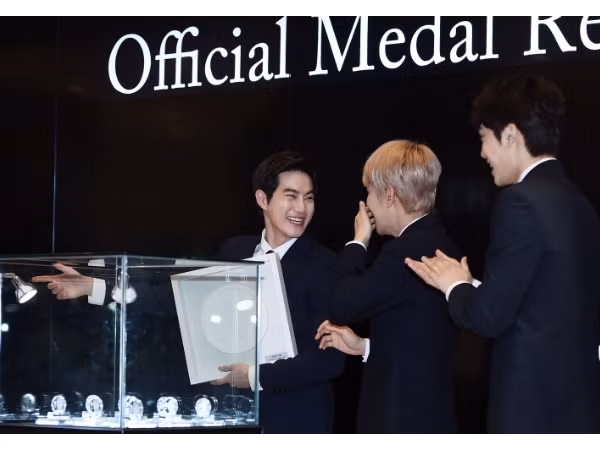 EXO vừa cười vừa mếu khi cầm trên tay kỷ niệm chương của Chính phủ