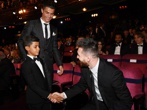 "Bụt chùa nhà không thiêng" - Khi cậu ấm nhà sao thần tượng đối thủ của bố