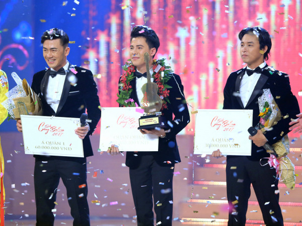 "Chàng trai kẹo kéo" Mạnh Nguyên đăng quang Quán quân "Solo cùng Bolero 2017"