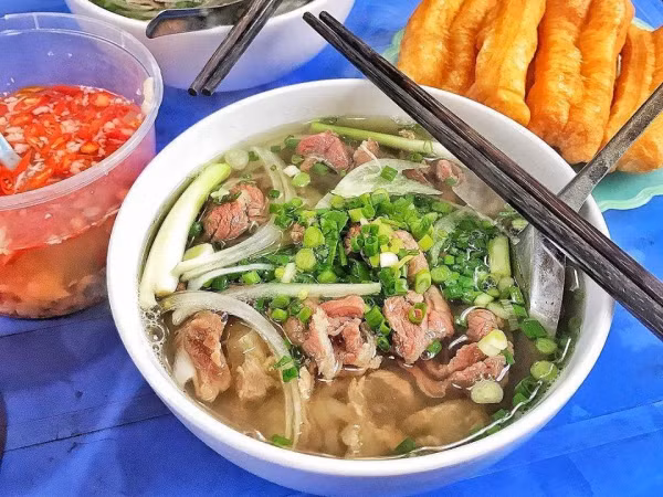 Cứ tưởng phở mặn chát là hỏng, hóa ra lại là đặc sản của phố Gầm Cầu - Hà Nội