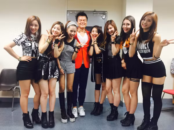 Đều là "con cưng" của JYP, nhưng 2PM và TWICE lại được “bố Park” yêu theo cách khác nhau