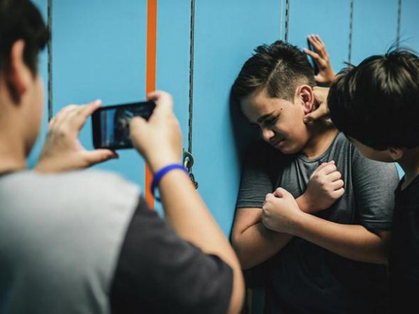 Ám ảnh với "nghi thức bắt nạt" tân sinh viên của các "ma cũ" ở trường học Thái Lan