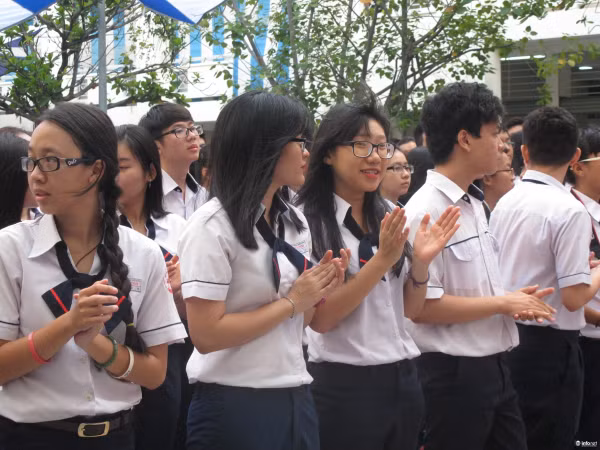 Phụ huynh "méo mặt" vì con tựu trường nhưng chưa được học bán trú