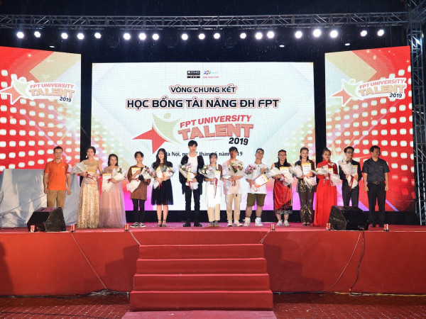 Nêu thông điệp “cứu trái đất”, nữ sinh Hà Nội giành Quán quân cuộc thi tài năng ĐH FPT