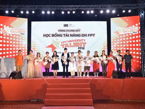 Nêu thông điệp “cứu trái đất”, nữ sinh Hà Nội giành Quán quân cuộc thi tài năng ĐH FPT