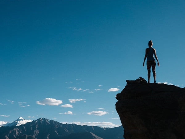 Có vất vả trèo lên đỉnh núi, bạn mới có được tầm nhìn rộng và xa