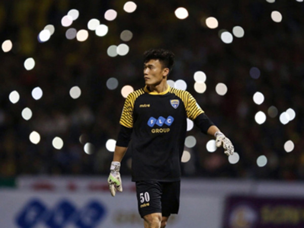 Sau chuỗi ngày ngồi ghế dự bị, cuối cùng Bùi Tiến Dũng cũng được bắt chính trở lại