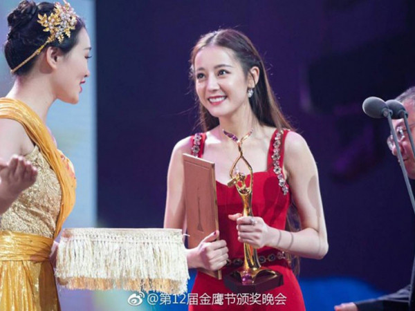 Địch Lệ Nhiệt Ba lập "hattrick" Kim Ưng, cổ phiếu Hồ Nam và điểm douban phim cùng nhau giảm