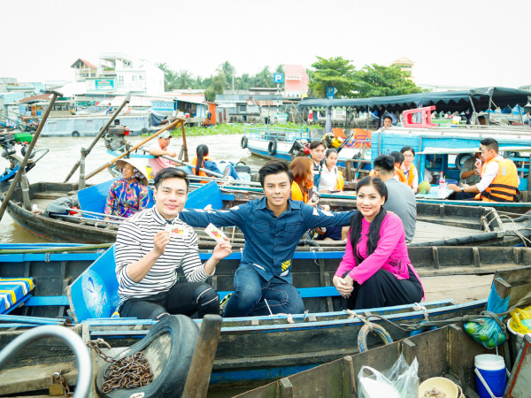 Võ Minh Lâm và Dương Lâm thức suốt đêm để thăm Chợ nổi Cần Thơ