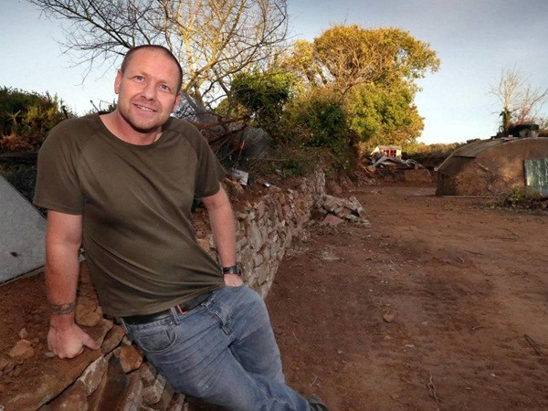 Người đàn ông tự lập quốc gia riêng, coi mình là vua