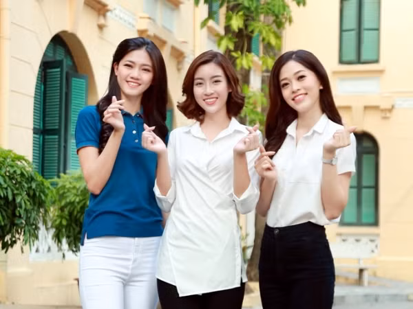 Á hậu Phương Nga cùng Hoa hậu Mỹ Linh tặng quà Trung thu cho trẻ em bị bệnh hiểm nghèo