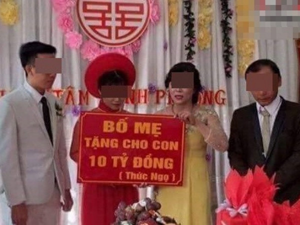 Bố mẹ "chịu chơi" tặng chiếc bảng ghi 10 tỷ làm quà cưới cho con khiến dân mạng “choáng váng”