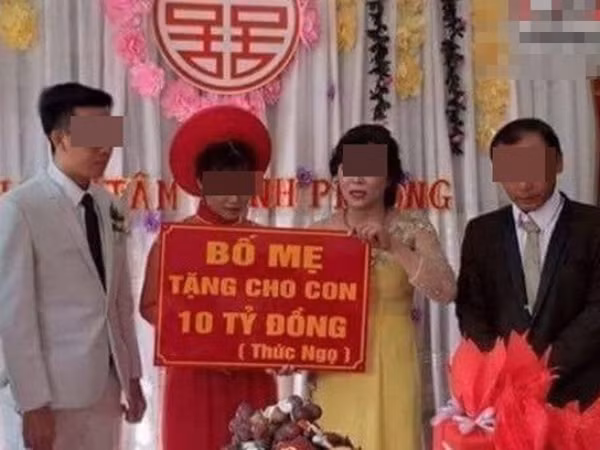 Bố mẹ "chịu chơi" tặng chiếc bảng ghi 10 tỷ làm quà cưới cho con khiến dân mạng “choáng váng”