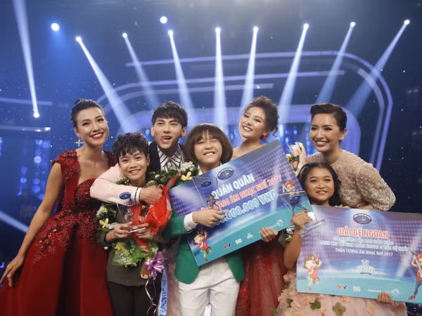 Cậu bé 12 tuổi Thiên Khôi chính thức trở thành Quán quân "Vietnam Idol Kids 2017" 