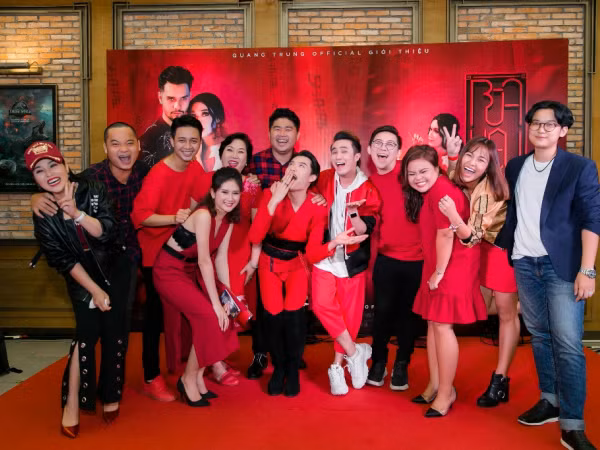 Huỳnh Lập cùng dàn sao Việt "đội mưa" đến mừng Quang Trung ra mắt Parody "Bùa yêu"