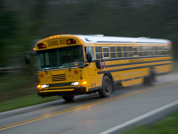 Mỹ: Tài xế xe buýt bị bắt vì để cho 3 học sinh cầm lái thay mình