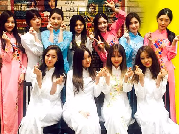 Tin nóng: T-Ara và "em gái" DIA được fan đón chào nồng nhiệt tại sân bay