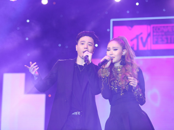 Trịnh Thăng Bình tình tứ cùng Minh Hằng lẫn "người cũ" Yến Nhi trong mini concert 