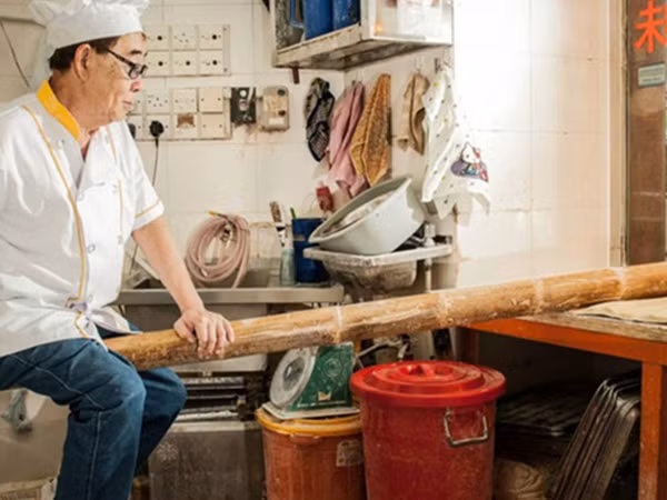 Món mì cổ truyền độc lạ của Trung Quốc được làm bằng…ống tre dài 2 mét!