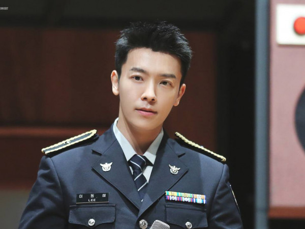 Suốt hai năm nhập ngũ, Donghae (Super Junior) nghe nhạc của TWICE và Red Velvet để có thêm sức mạnh