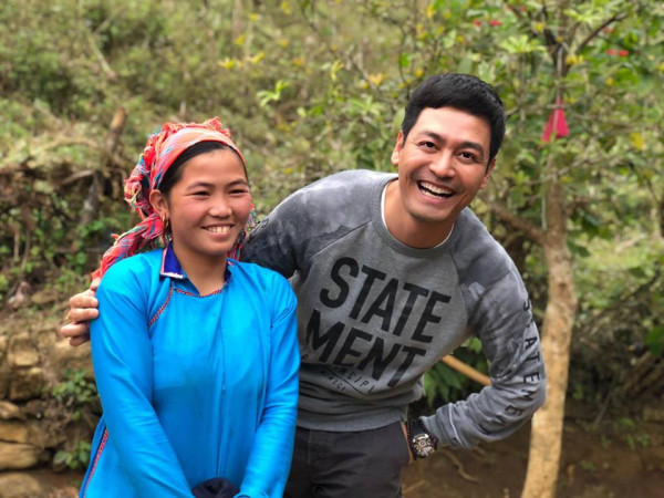 Ngày đầu năm mới, MC Phan Anh cùng bạn bè trao áo ấm cho trẻ em vùng cao