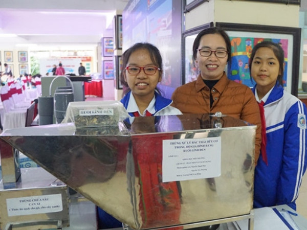 Chỉ mới lớp 8, hai bạn học sinh này đã sáng tạo được thùng rác có khả năng... "ăn" rác