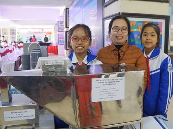 Chỉ mới lớp 8, hai bạn học sinh này đã sáng tạo được thùng rác có khả năng... "ăn" rác