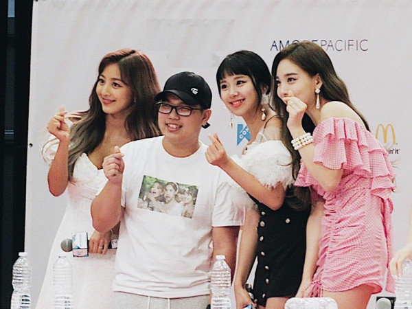 TWICE chỉ còn biết cười té ghế khi gặp được chàng fan siêu lầy lội này