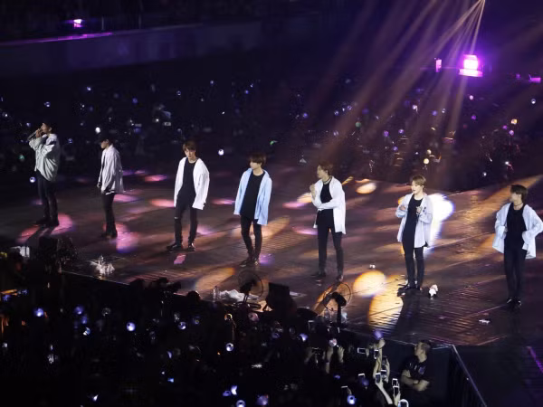 Vũ trụ hạnh phúc của ARMY chính là thế giới mà BTS đang sống