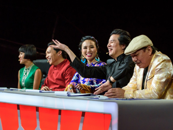 Thanh Bùi "nín thở" theo dõi thí sinh nhí nhào lộn trong điệu múa mâm tại "Wonderkids"