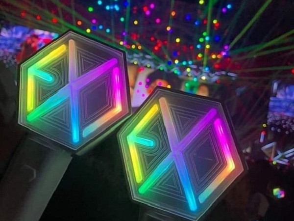 Còn ai chơi lớn được như EXO, tung ra lightstick có thể đổi màu theo quốc kỳ 