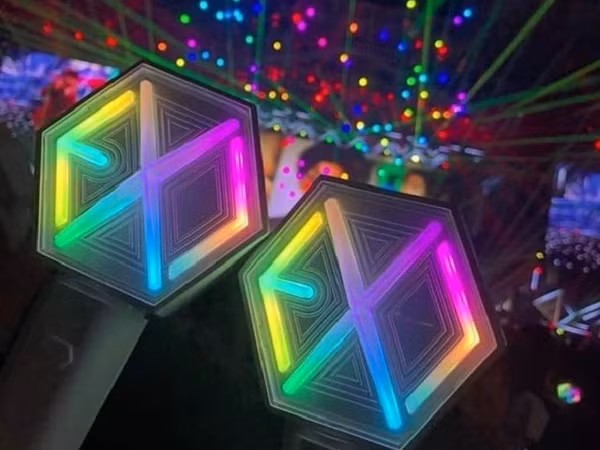 Còn ai chơi lớn được như EXO, tung ra lightstick có thể đổi màu theo quốc kỳ 