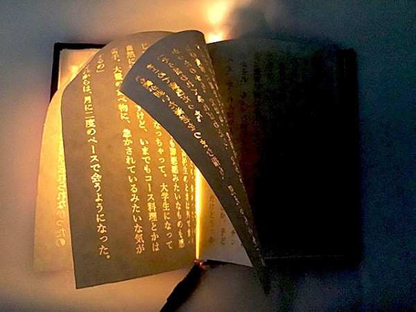 Quyển sách "ma thuật" có khả năng phát sáng
