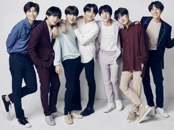 Lần đầu tiên trong lịch sử BTS đồng loạt nhuộm tóc đen