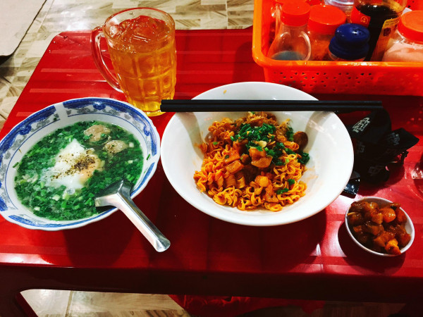 Trưa nay “măm” gì: “Đổi vị” với thực đơn mỳ hẻm "5 sao", giá tí teo!