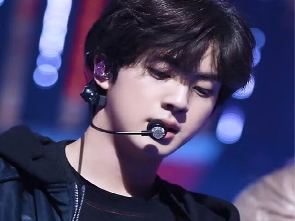 Cuối tuần sôi động: Dự triển lãm ảnh của Jin (BTS), check-in tại cánh đồng hoa cỏ lau