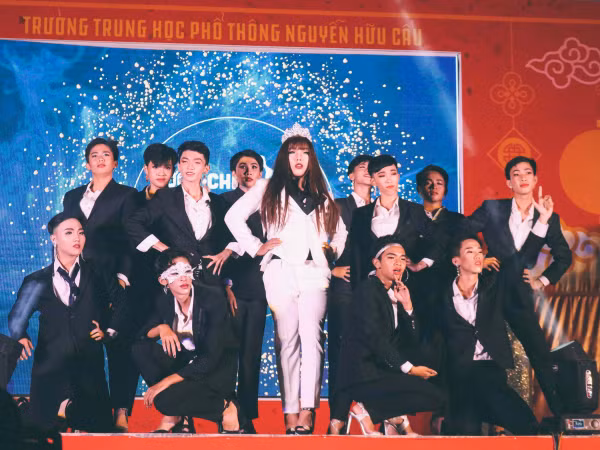 Đây chính là trường THPT duy nhất ở Sài Gòn tổ chức cuộc thi nam sinh giả gái!