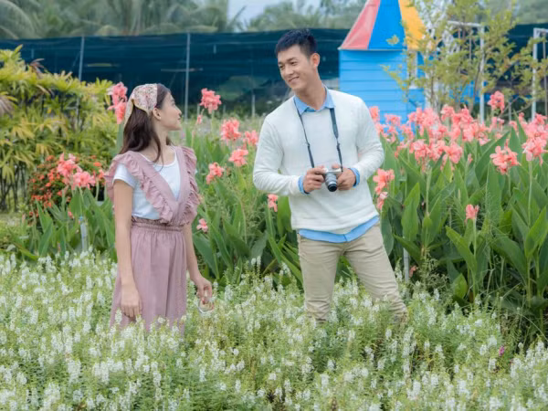 Loạt ảnh nghi vấn nam diễn viên Song Luân đang hẹn hò với hotgirl show "Vì Yêu Mà Đến"