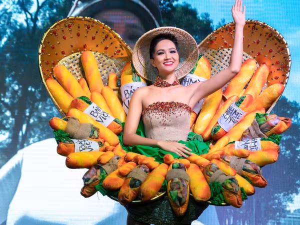Dù không được bình chọn nhiều nhất, "Bánh mì" vẫn là trang phục dân tộc chính thức của H’Hen Niê