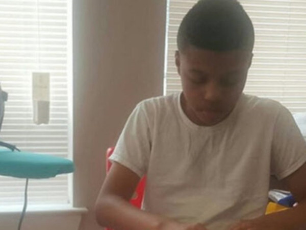 Lý do ấm áp khiến cậu bạn 13 tuổi này tự khâu hàng trăm chiếc nơ xinh xắn