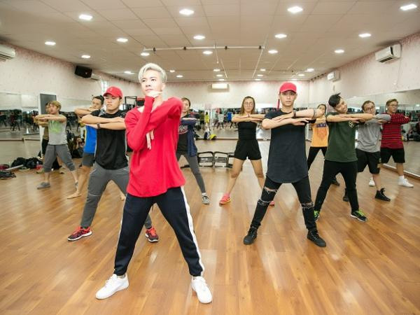 S.T "nhắng nhít" vừa ăn gà vừa tập vũ đạo cho đêm thi The Remix