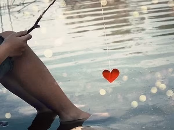 Bão gì cũng không đáng sợ bằng… bão lòng của kẻ F.A những ngày cuối năm!